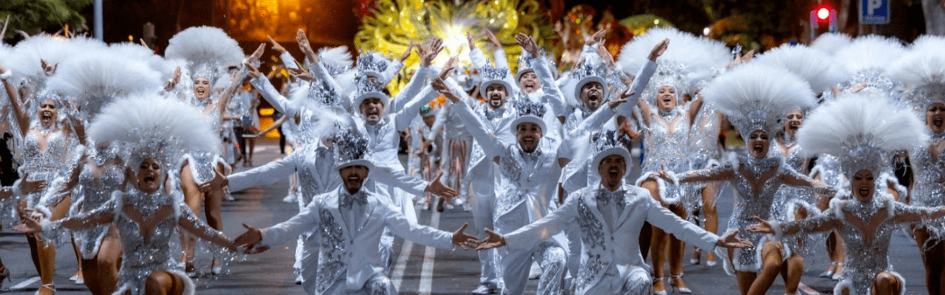 Gruppo di ballerini in costumi argentati sfilano durante il Carnevale di Tenerife.