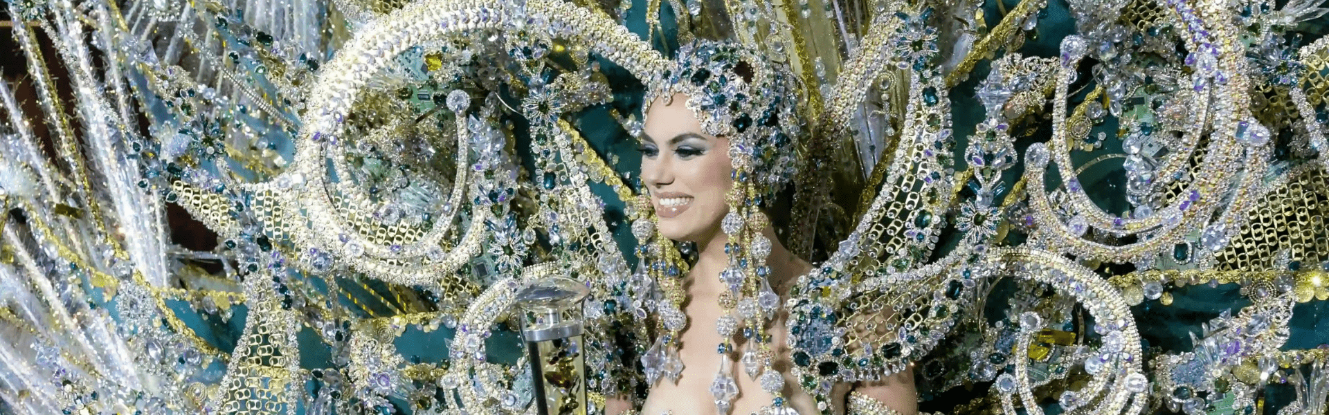 Persona sorridente con elaborato costume decorato durante il carnevale di Santa Cruz de Tenerife.