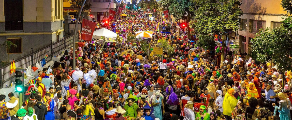 Folla in costume durante il carnevale di Santa Cruz de Tenerife.
