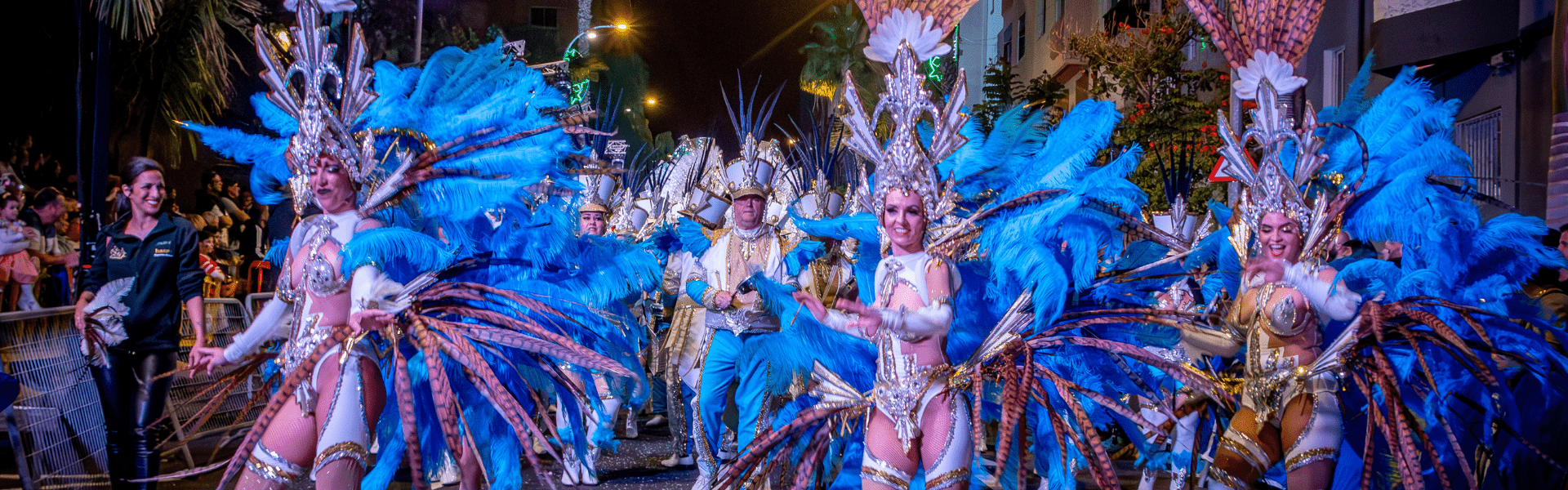 Danzatori in costumi blu al Carnevale di Tenerife.