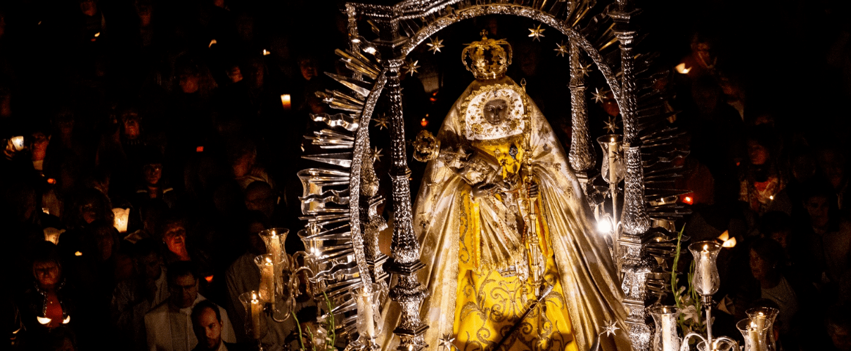 Processione della Madonna della Candelaria a Tenerife con fedeli e candele.