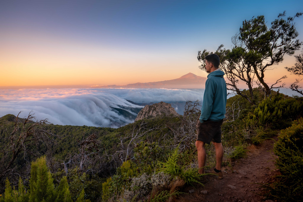 Uomo in piedi sul sentiero, vista del Teide al tramonto, Tenerife.
