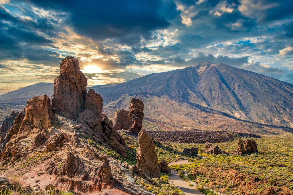 Formazioni rocciose al tramonto nel Parco Nazionale del Teide, Tenerife.