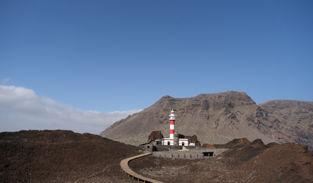 Faro di Punta de Teno con montagne sullo sfondo a Tenerife.