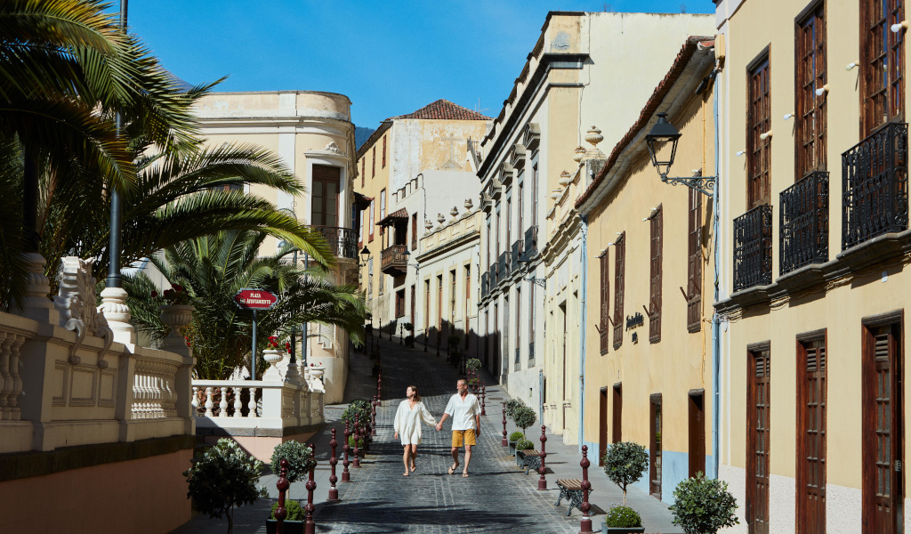 Coppia che cammina in una strada storica a La Orotava, Tenerife.