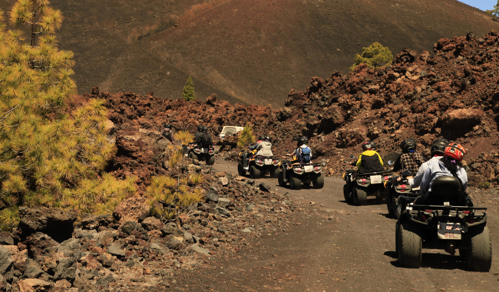 Persone in quad esplorano terreni vulcanici a Tenerife.