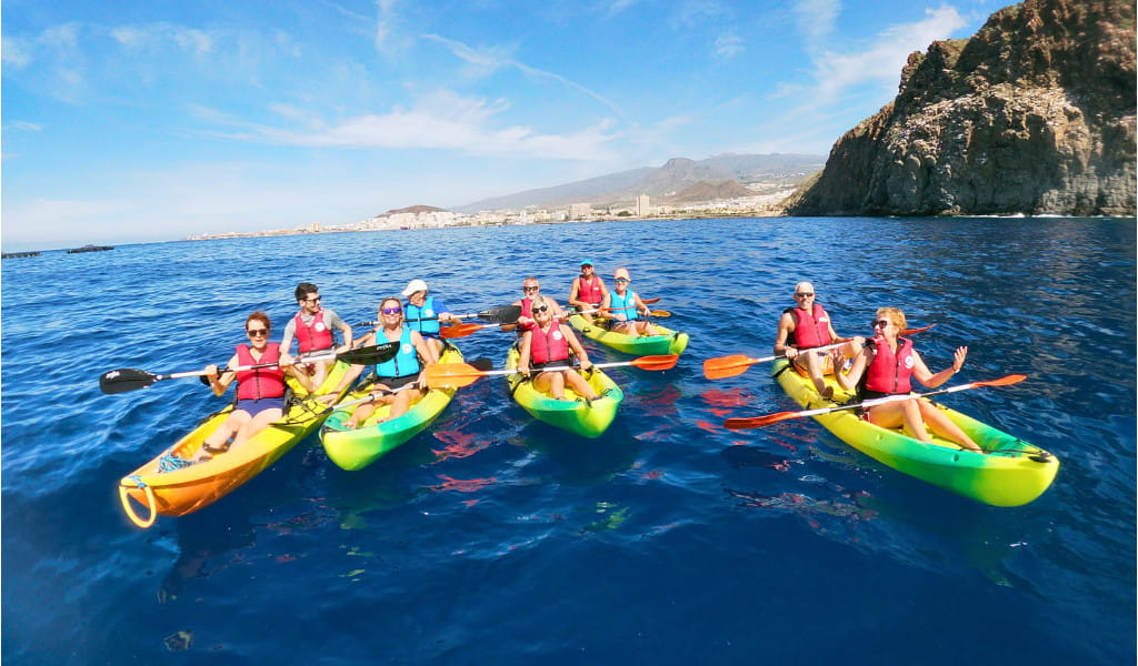 Persone in kayak sul mare vicino a Los Gigantes, Tenerife.
