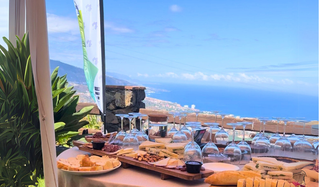 Buffet con formaggi e bicchieri, vista panoramica di Puerto de la Cruz, Tenerife.