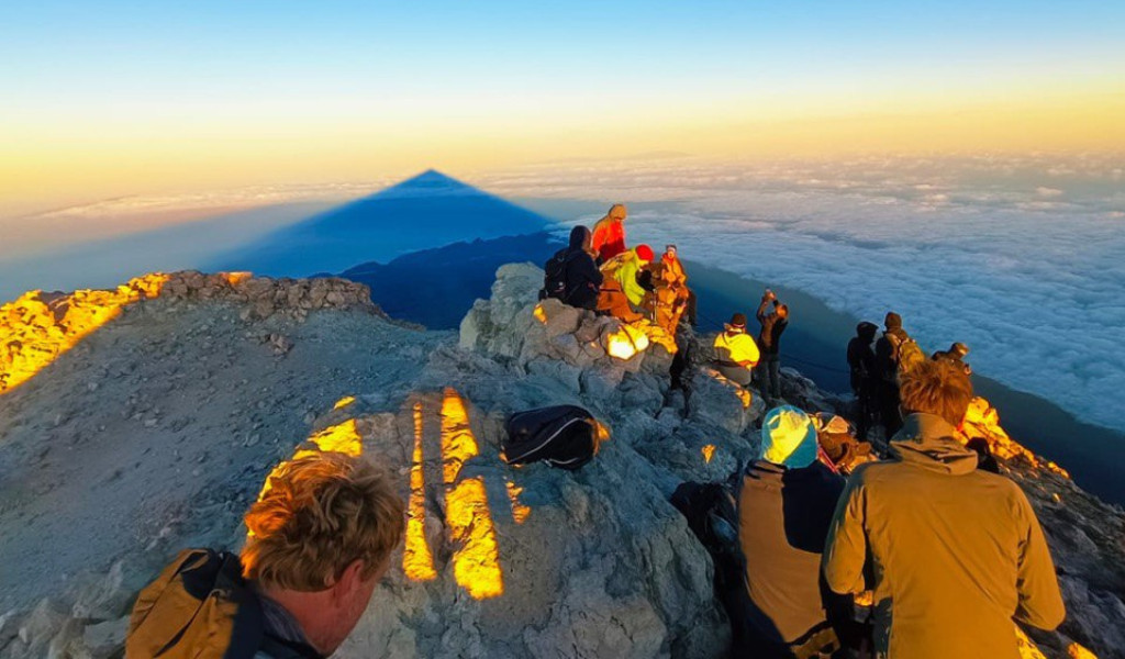 Escursionisti in cima al Teide, Tenerife, al sorgere del sole.
