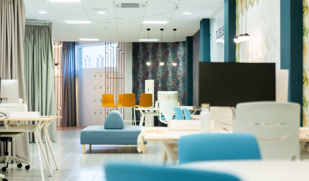 Spazio ufficio moderno a Santa Cruz de Tenerife con scrivanie e sedie.