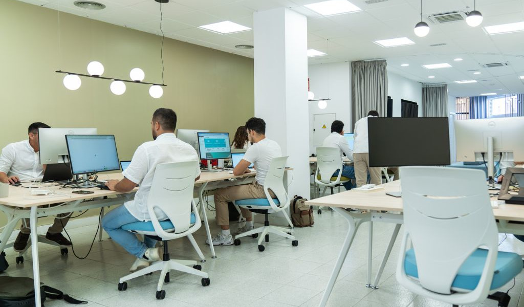 Persone al lavoro in un ufficio open space a Tenerife.