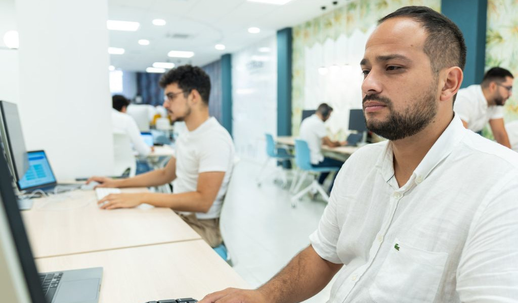 Uomini che lavorano al computer in un ufficio a Tenerife.