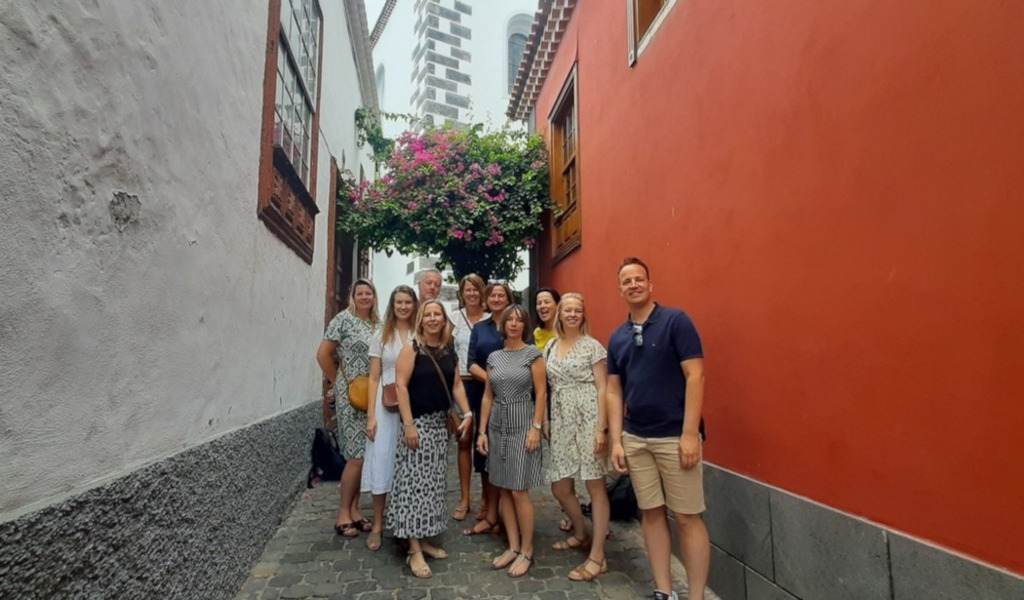 Gruppo di persone in un vicolo a Puerto de la Cruz, Tenerife.