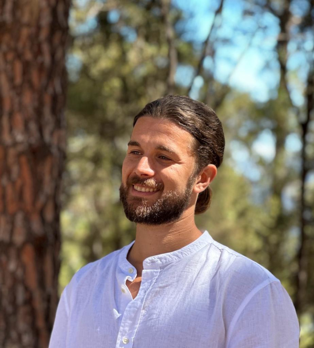 Una persona sorridente nel bosco a Tenerife.