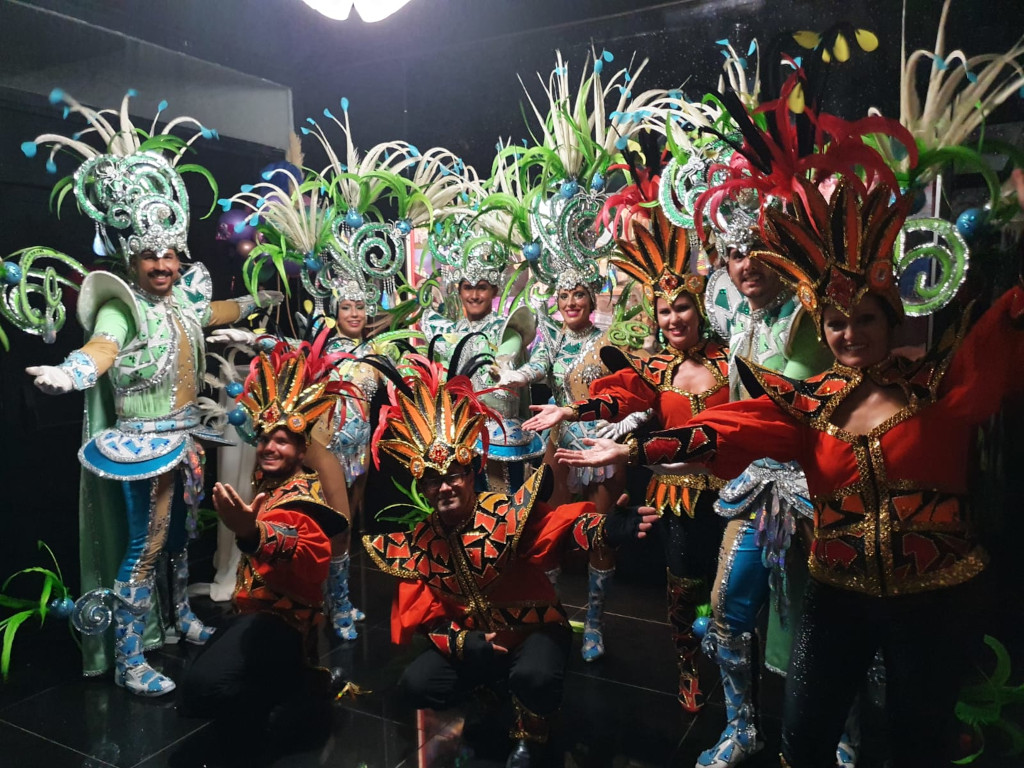Persone in costumi colorati durante il Carnevale di Tenerife.