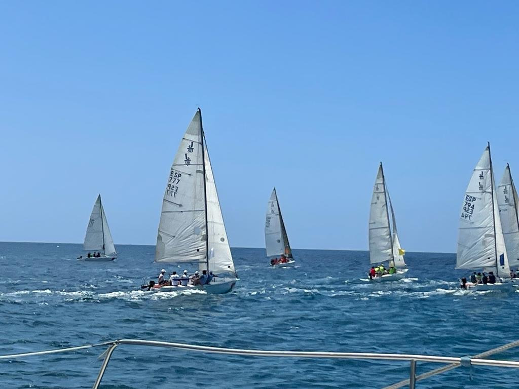 Barche a vela navigano al largo di Tenerife sotto un cielo sereno.