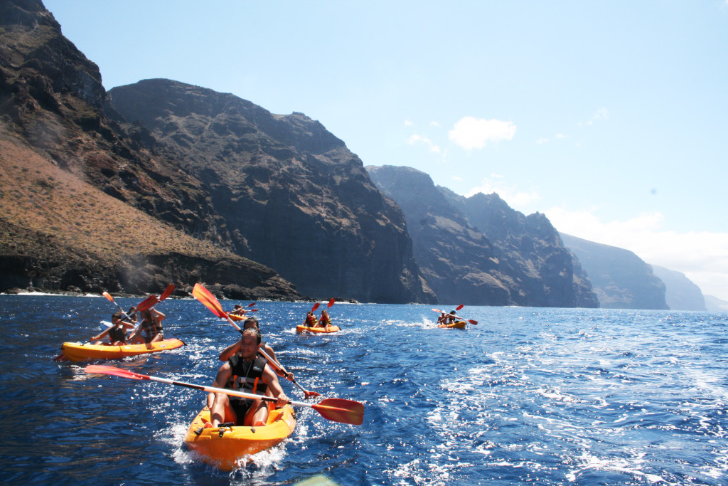 Persone in kayak sul mare vicino a Los Gigantes, Tenerife.