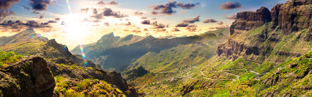 Paesaggio montuoso illuminato dal sole a Masca, Tenerife.