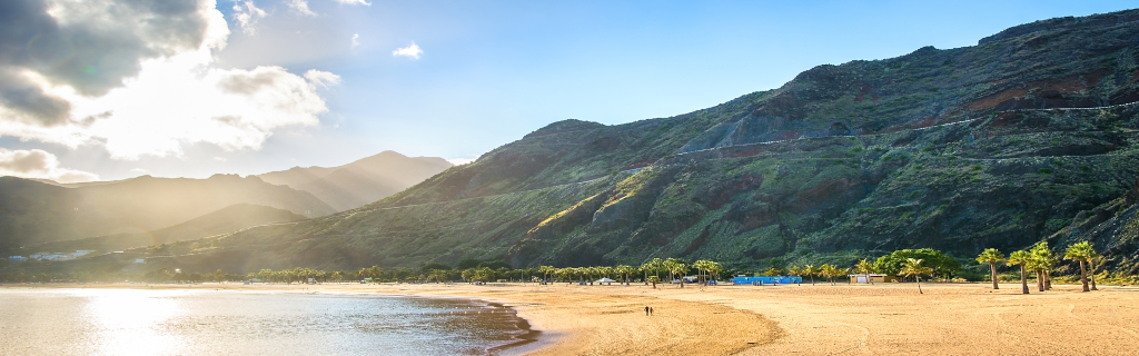 Spiaggia Las Teresitas a Tenerife con montagne sullo sfondo.