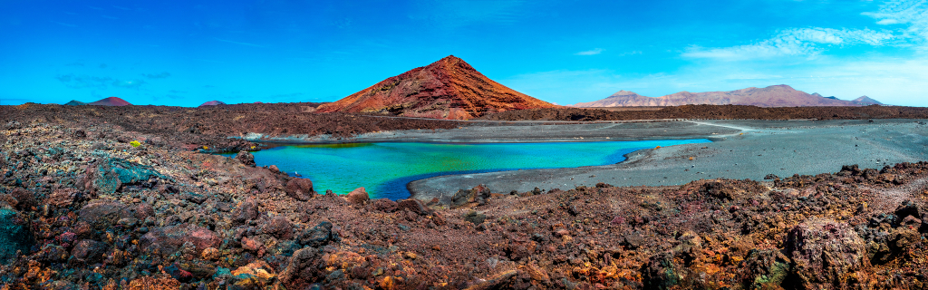 Paesaggio vulcanico con lago verde a Tenerife.