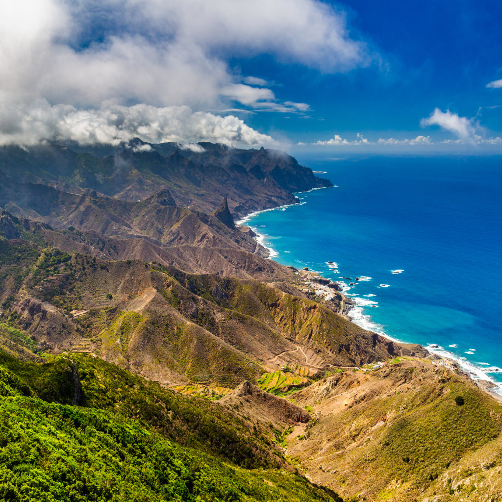 Costa montuosa di Tenerife con acque blu e cielo nuvoloso.