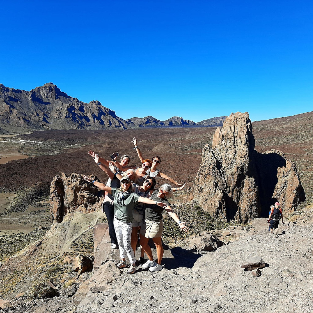 Gruppo di persone in posa davanti alle rocce nel Parco Nazionale del Teide, Tenerife.