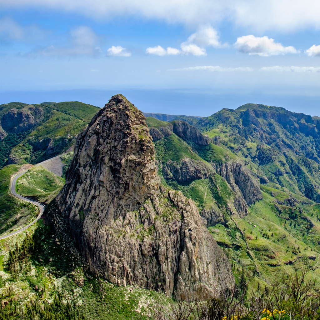Montagna e paesaggio verde a Tenerife sotto un cielo blu.