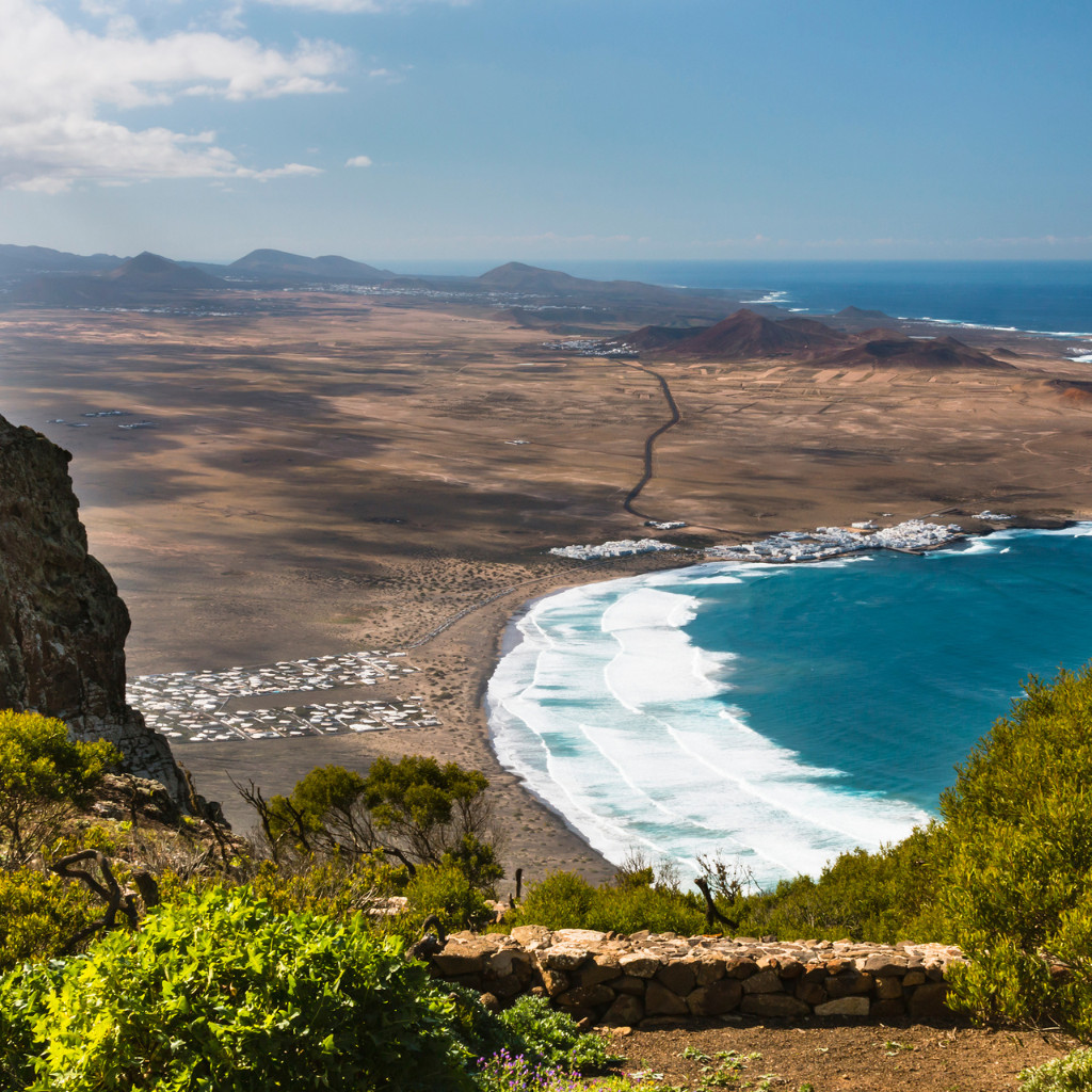 Spiaggia di Masca a Tenerife vista dall'alto con onde e paesaggio montuoso.