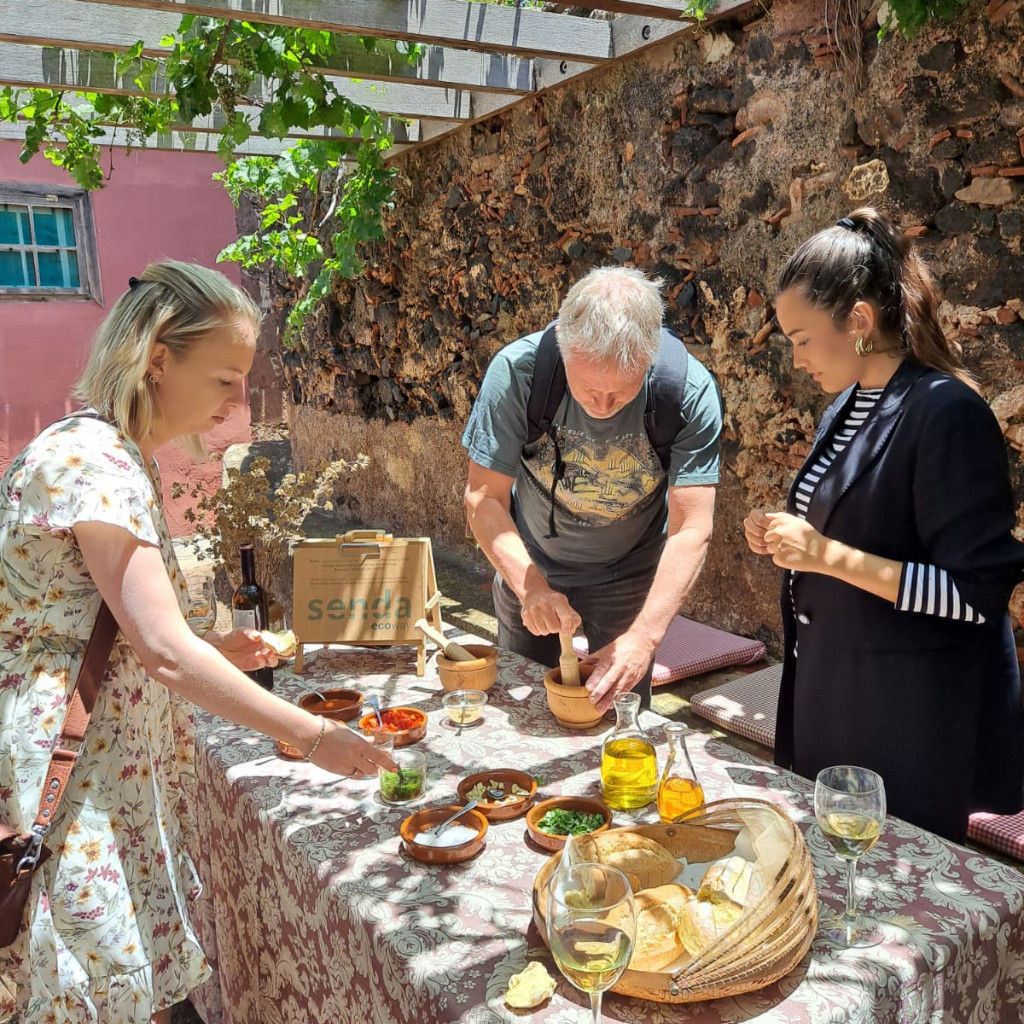 Persone che preparano il cibo a un tavolo all'aperto a La Laguna, Tenerife.