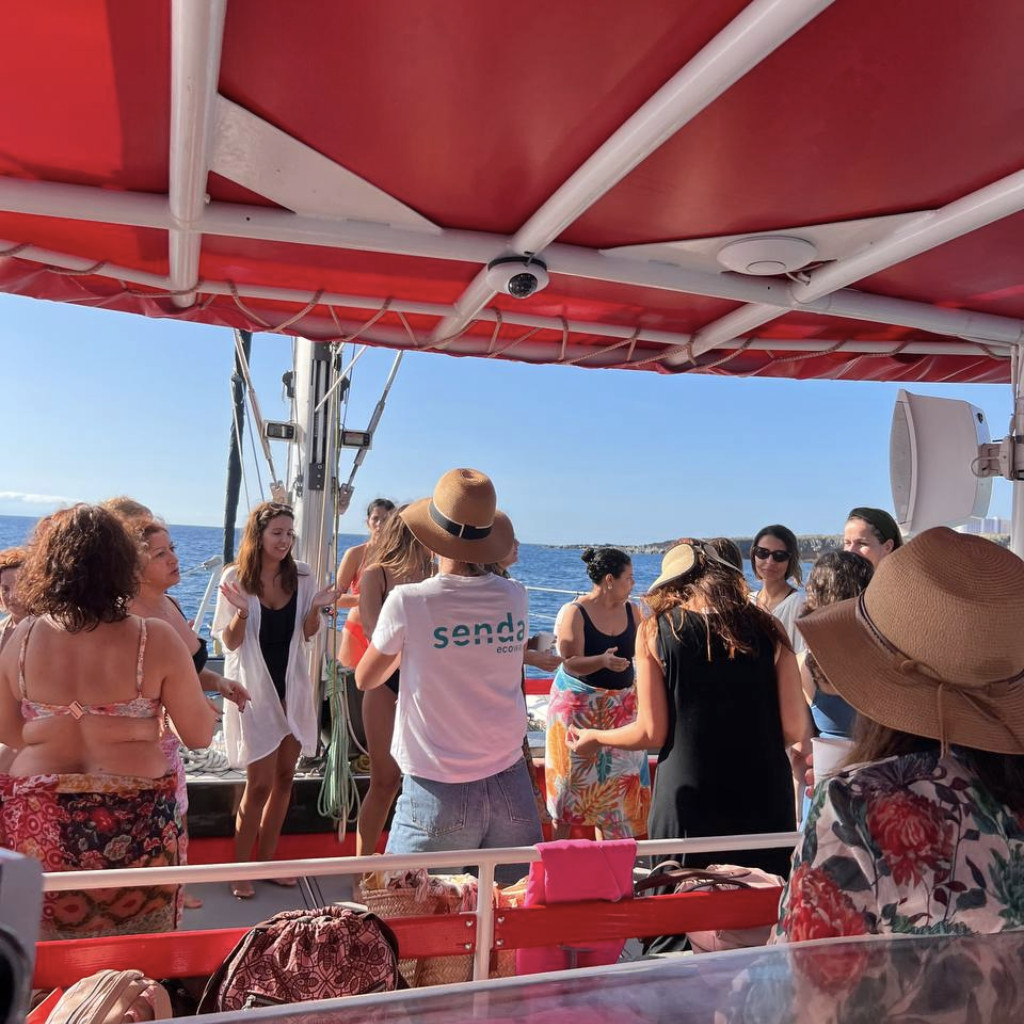 Persone che chiacchierano su una barca in mare aperto vicino a Tenerife.