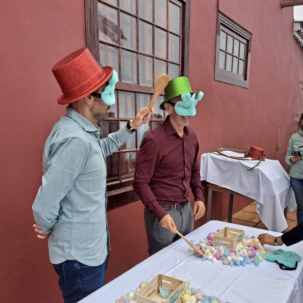 Persone con cappelli giocano con cucchiai e oggetti colorati a Tenerife.