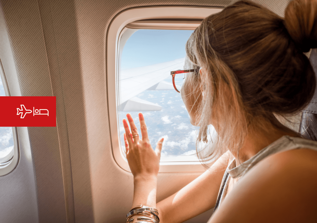 Donna che guarda dal finestrino dell'aereo in viaggio verso Tenerife.