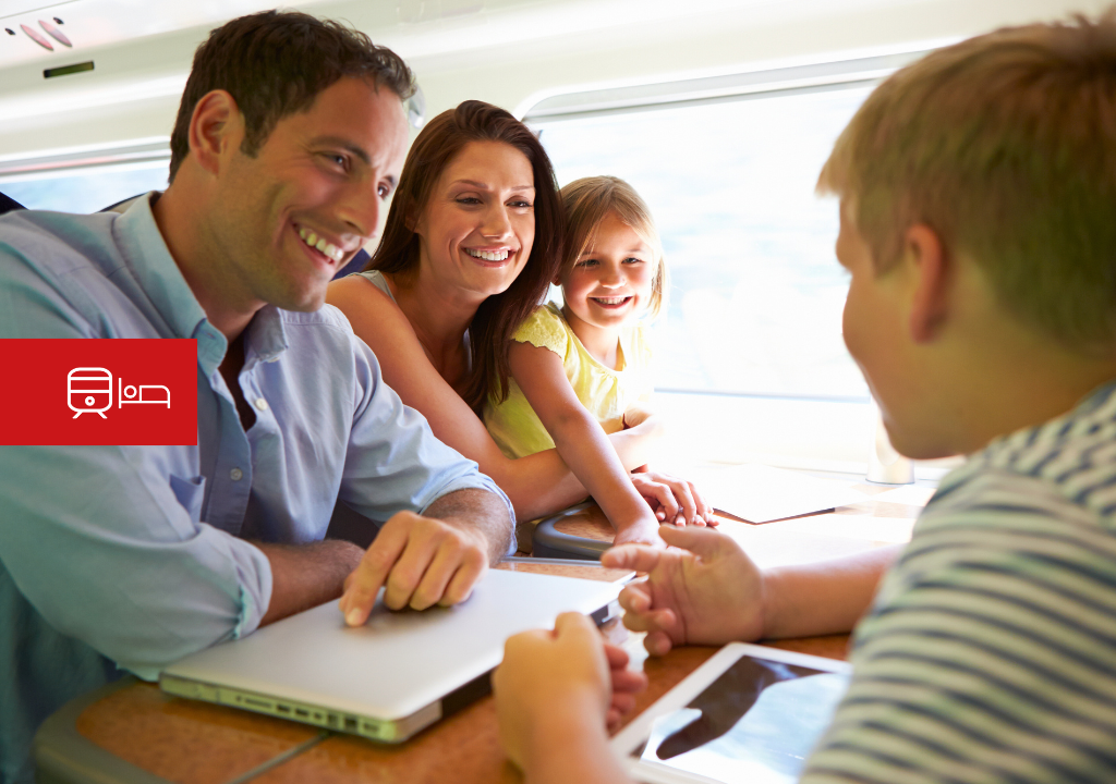 Famiglia che sorride e conversa all'interno di un treno. Icone rosse di treno e letto visibili.
