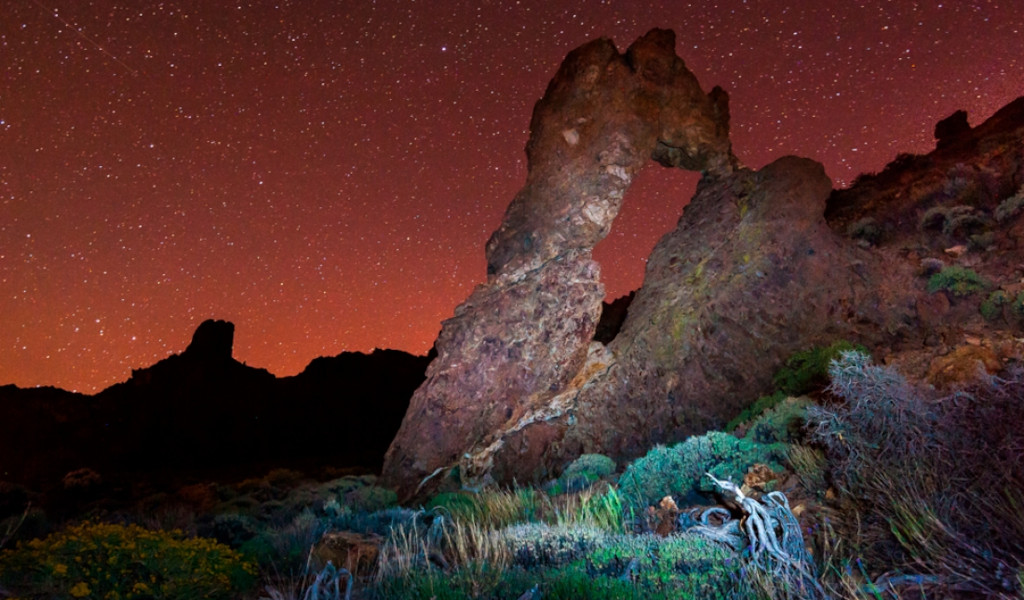 Roccia ad arco sotto un cielo stellato nel Parco Nazionale del Teide, Tenerife.
