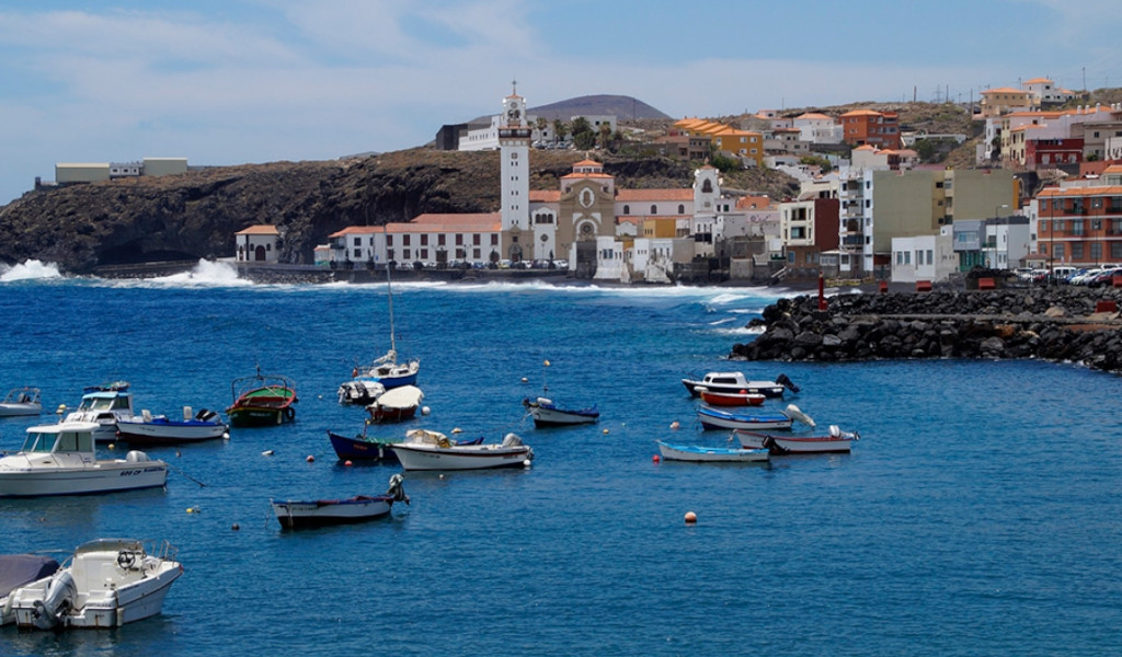 Porto con barche davanti alla Basilica di Candelaria, Tenerife.