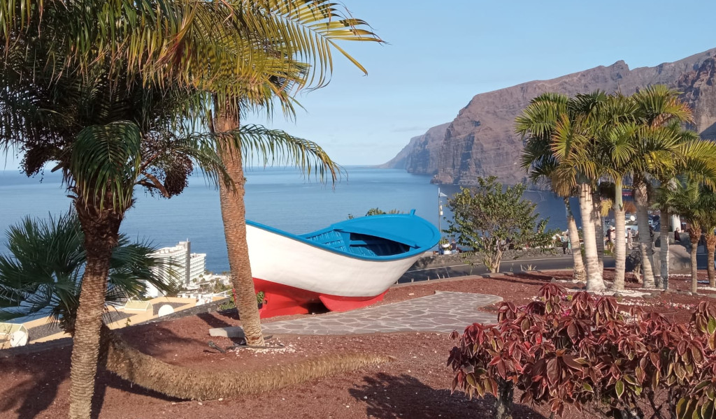 Barca blu e bianca in un parco con vista su Los Gigantes, Tenerife.