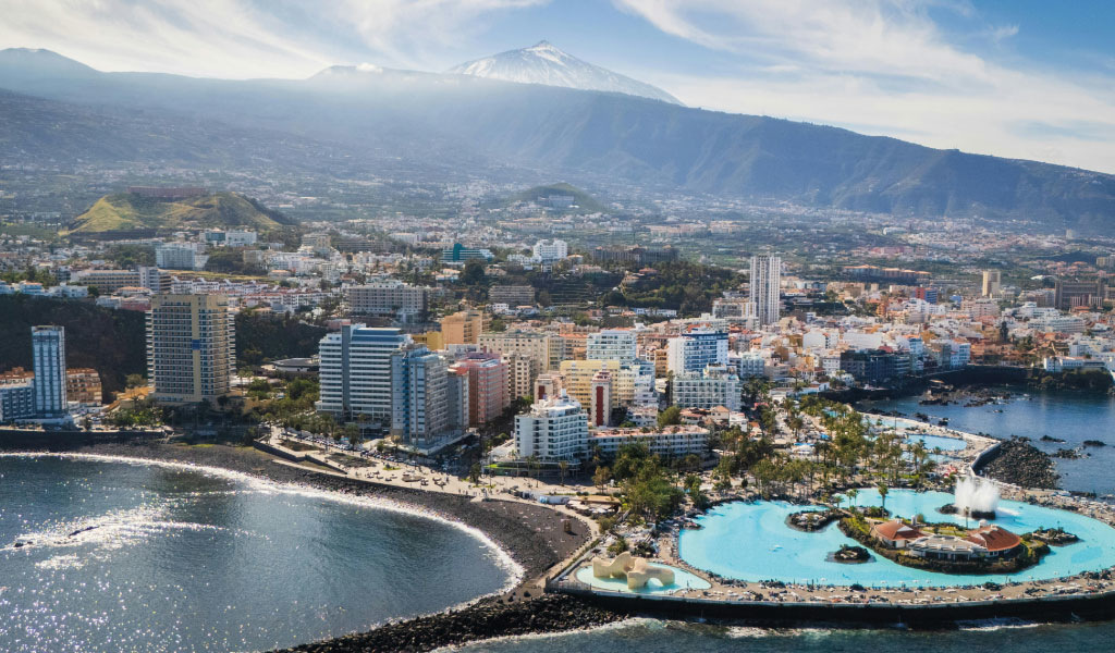Vista aerea di Puerto de la Cruz, Tenerife, con costa e alti edifici.