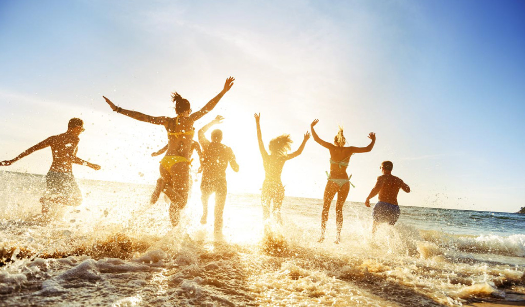 Persone che corrono sulla riva di una spiaggia a Tenerife.