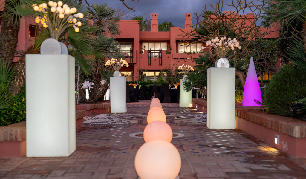 Ingresso illuminato al tramonto con piante e luci in un hotel a Tenerife.