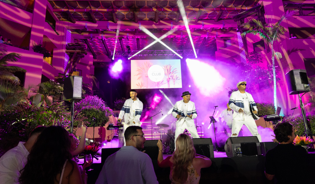 Performance musicale in un evento serale in un hotel a Tenerife.