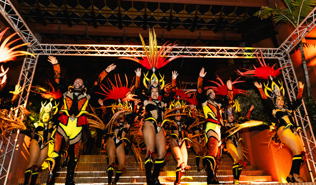 Persone che ballano al carnevale di Tenerife in costumi colorati.
