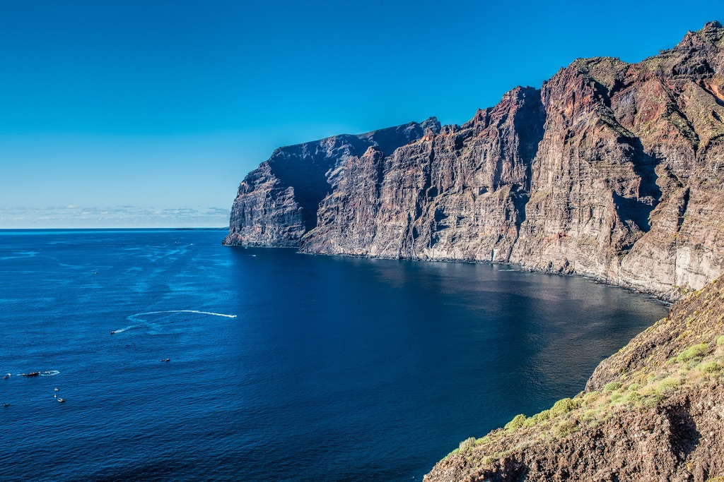 Le scogliere di Los Gigantes a Tenerife accanto all'oceano blu.