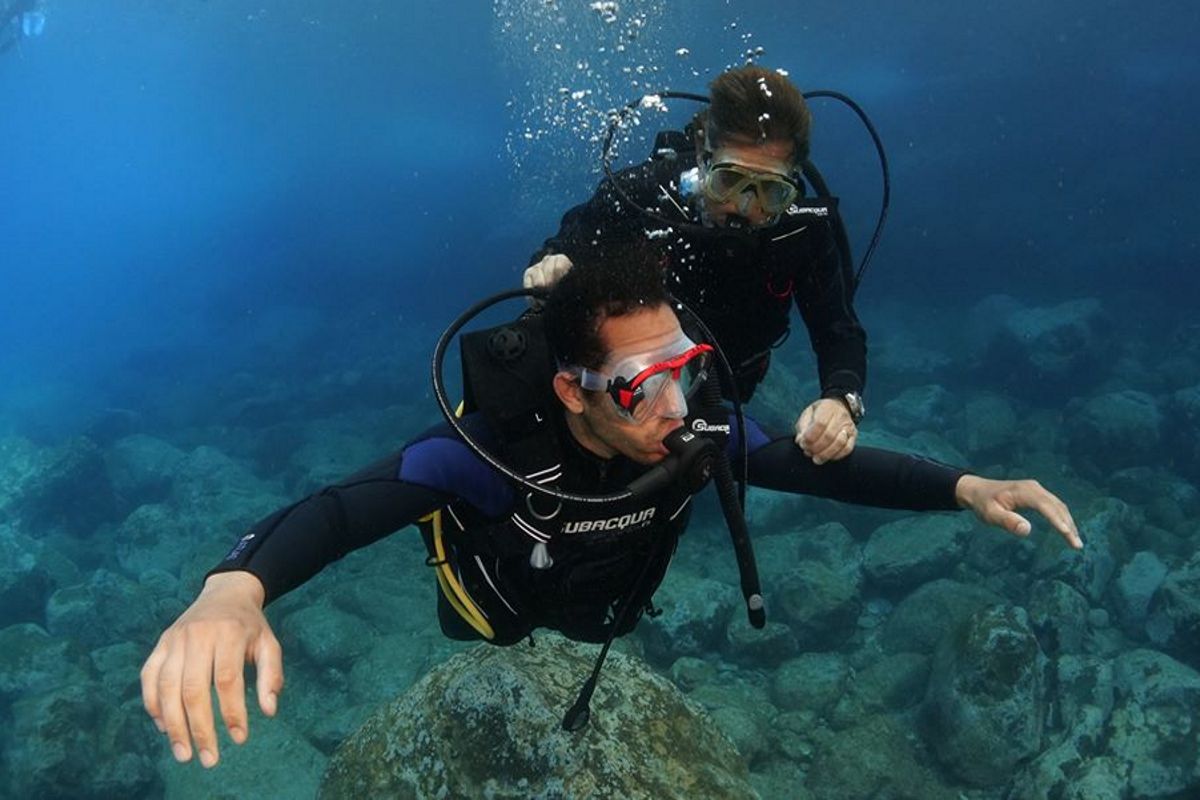 Subacquei che esplorano il fondale marino a Tenerife.