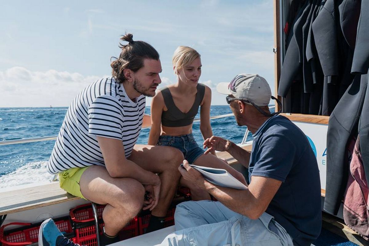Persone che chiacchierano su una barca, al largo della costa di Tenerife.