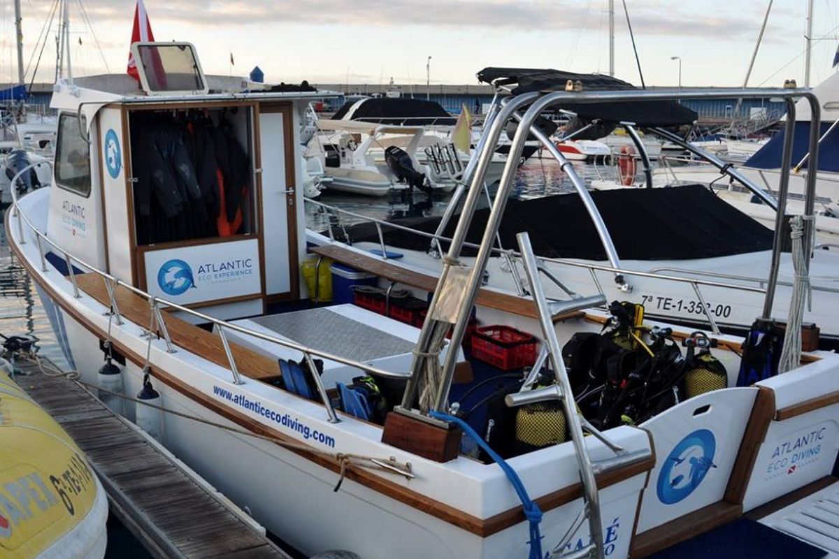 Imbarcazione da immersione con attrezzatura Atlantic Eco Diving nel porto di Tenerife.