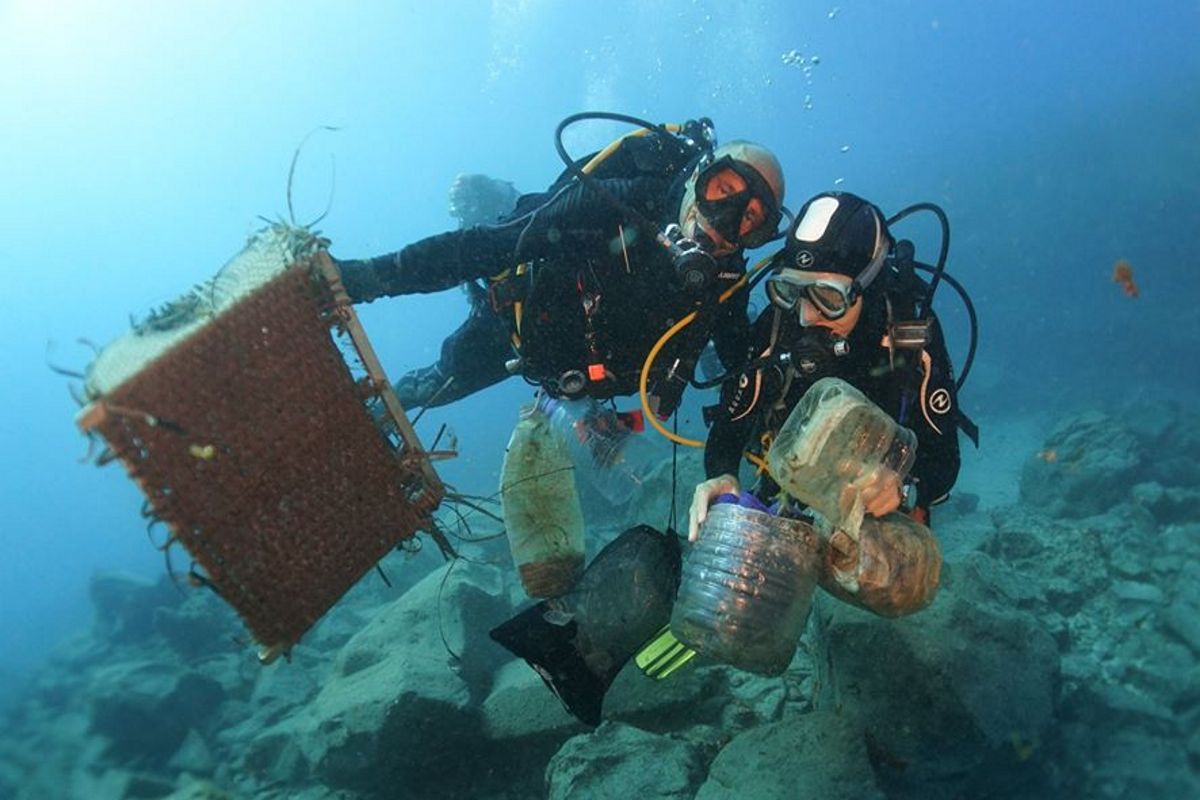 Subacquei rimuovono rifiuti dal fondale vicino a Tenerife.