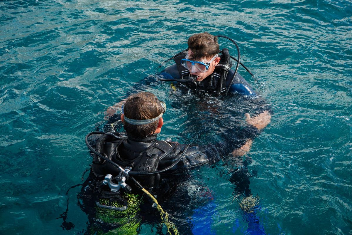 Subacquei che chiacchierano sull'acqua vicino alla costa di Tenerife.