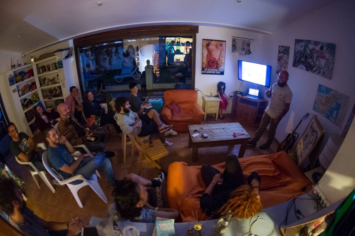 Gruppo di persone che partecipano a una presentazione in un soggiorno a Tenerife.