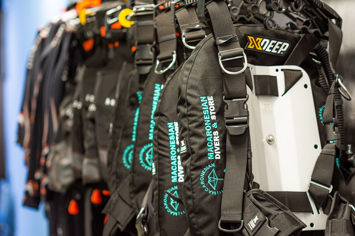 Attrezzatura per immersioni con il logo Macaronesian Divers & Store a Tenerife.