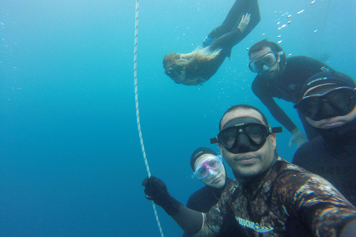 Persone che si immergono con attrezzature per lo snorkeling nelle acque di Tenerife.